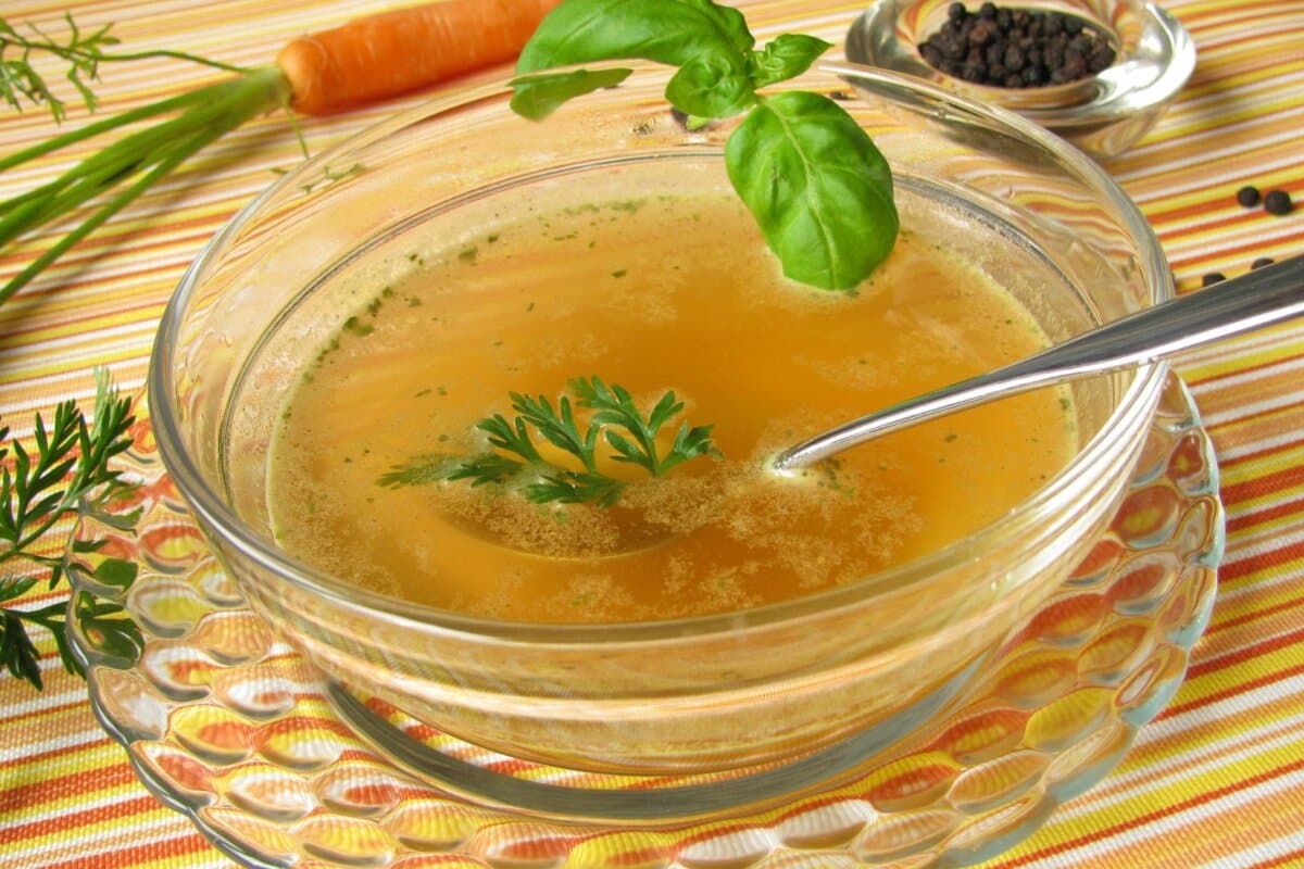 Gemüse-Fastensuppe während einer Fastenphase.