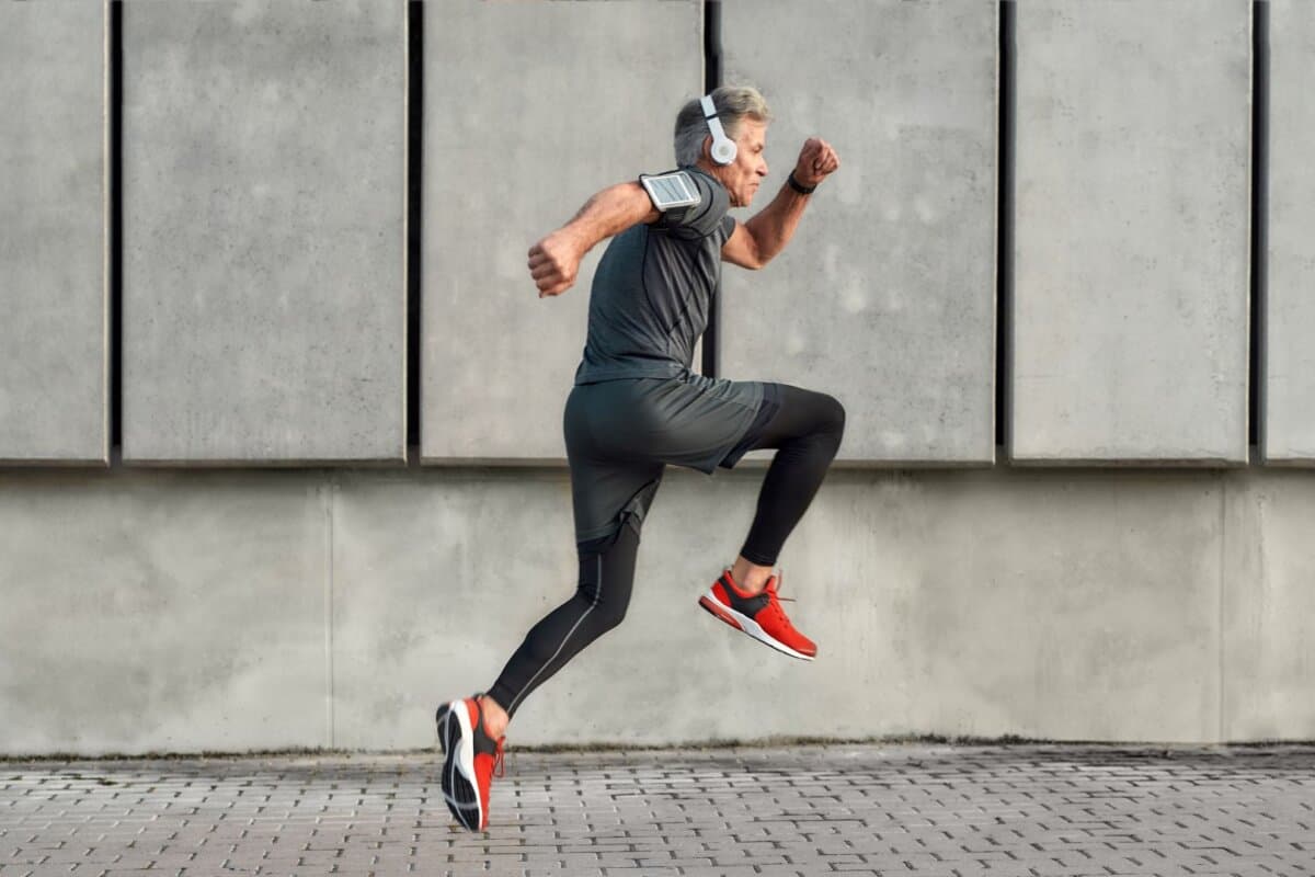 Seitliche Ansicht eines sportlich aktiven Mannes mittleren Alters beim Training im Freien