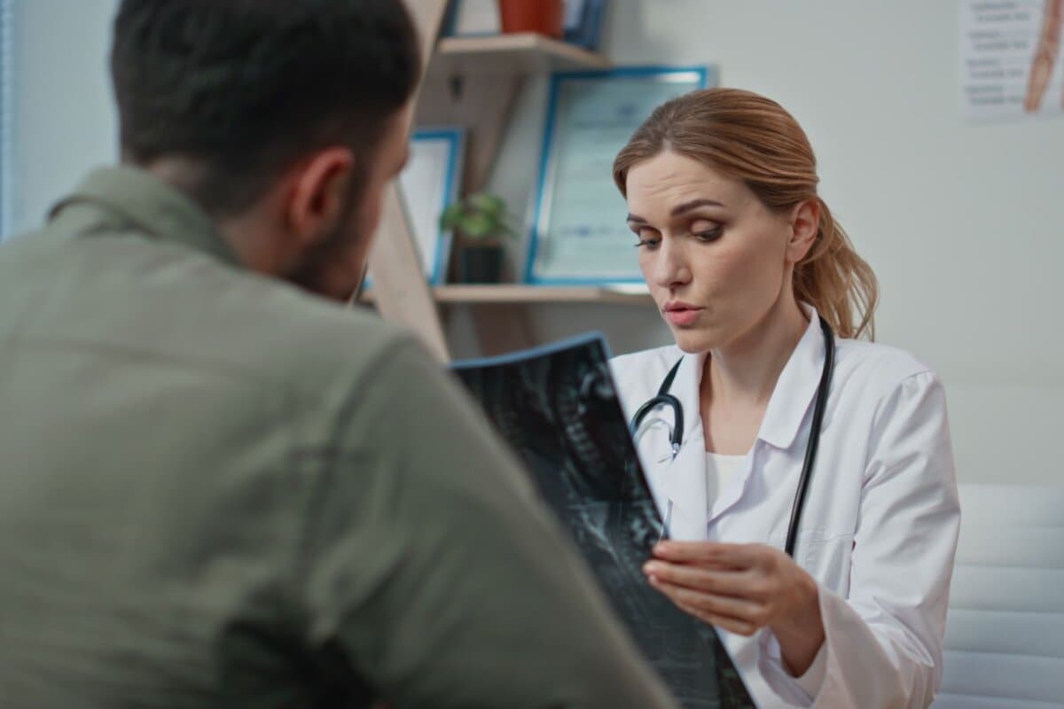 Aufklärungsgespräch in der Praxis: Neben Diagnostik und Therapie ist auch die Kommunikation zentraler Bestandteil der