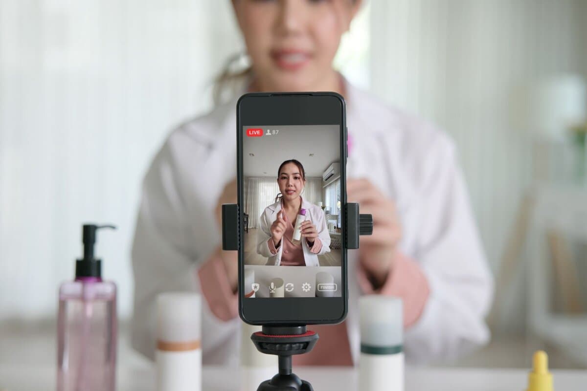 Laien-Influencer und Experten teilen im Internet gleichermassen dermatologische Inhalte.