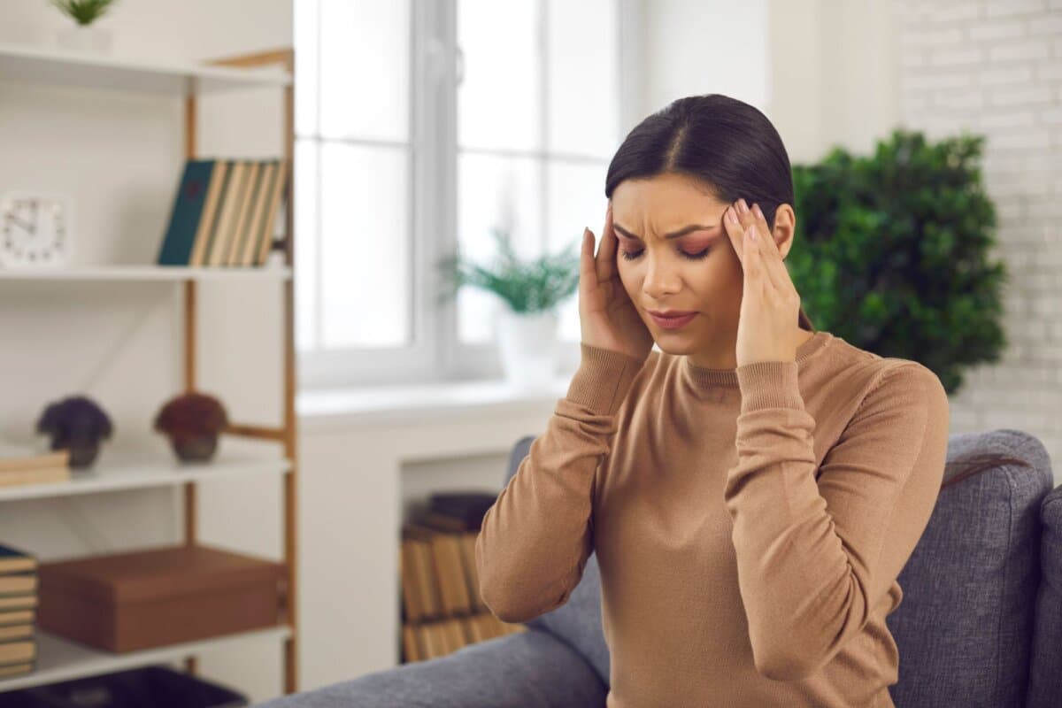 Starke Kopfschmerzen im Schläfenbereich: Bei entsprechender Klinik sollte auch an eine Riesenzellarteriitis gedacht werden.