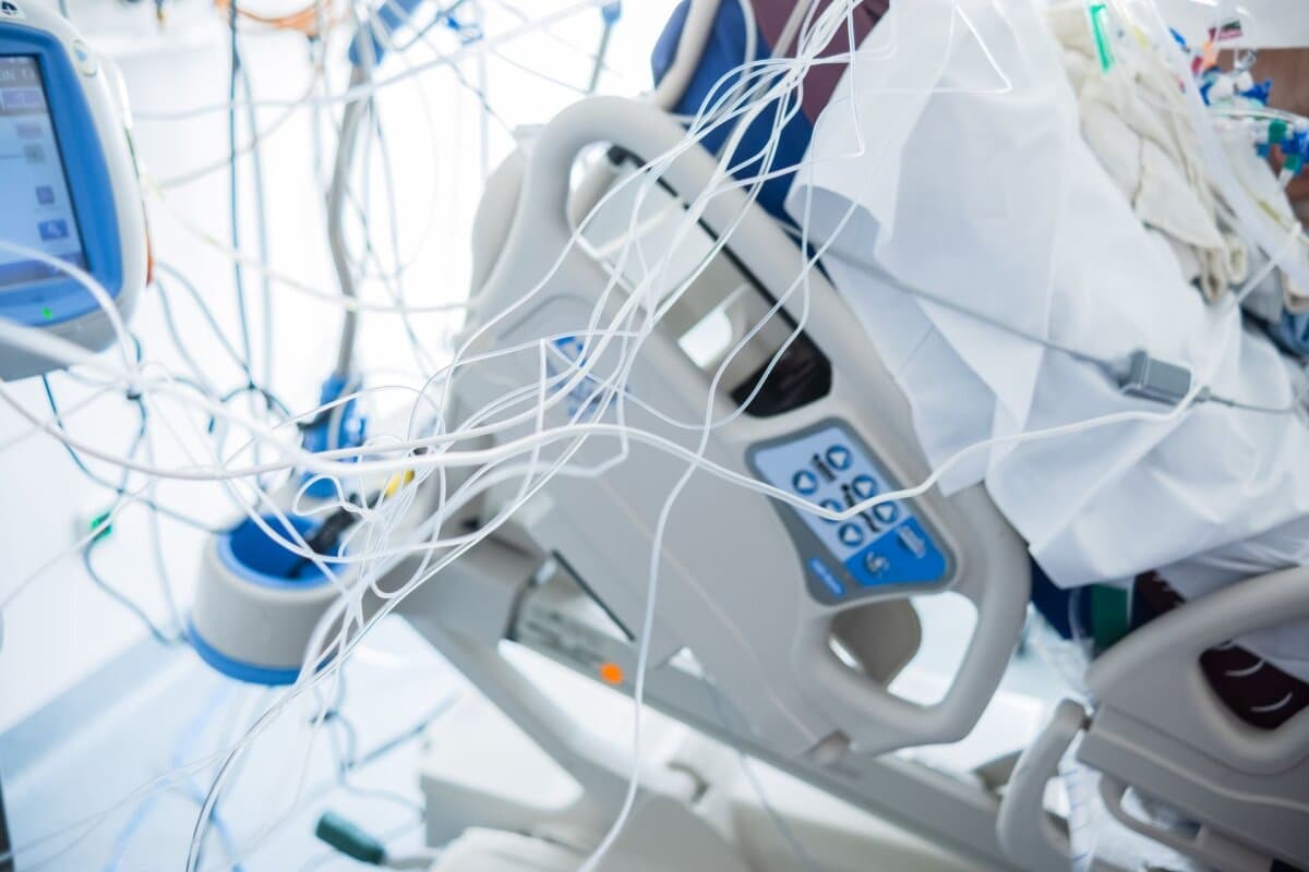 Infusionsleitungen auf einer Intensivstation – Symbolbild für die intensivmedizinische Versorgung.