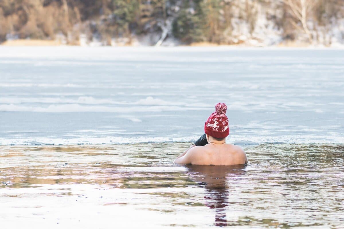 Eisbaden sollte man nicht allein, sondern immer im Team.