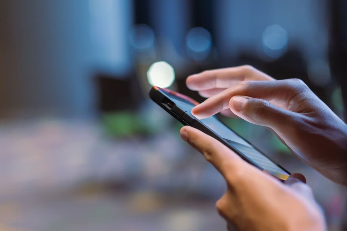 Nahaufnahme einer Männerhand am Smartphone