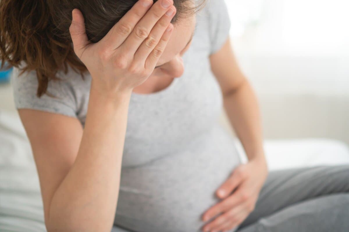 Schwangere Frau mit Kopfschmerzen
