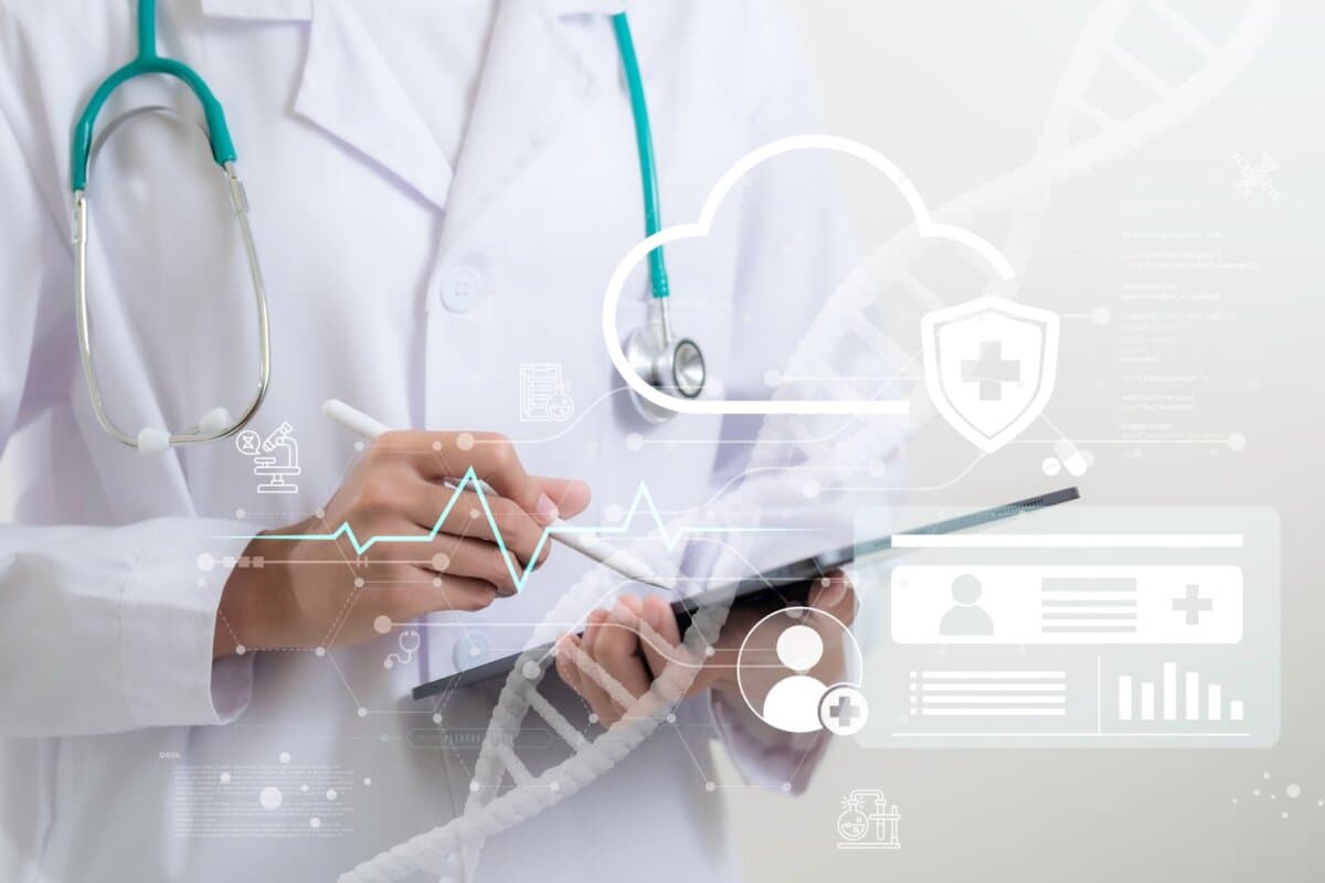 Arzt nutzt ein digitales Tablet zur Analyse von Patientendaten – moderne Datenplattformen und molekulare Informationen