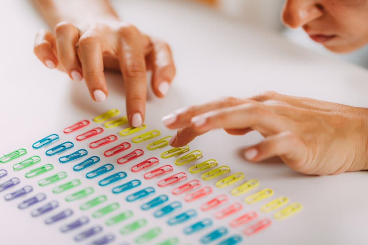 Zwangsstörung: Betroffene ordnen Büroklammern wiederholt und symmetrisch an – ein Beispiel für typische