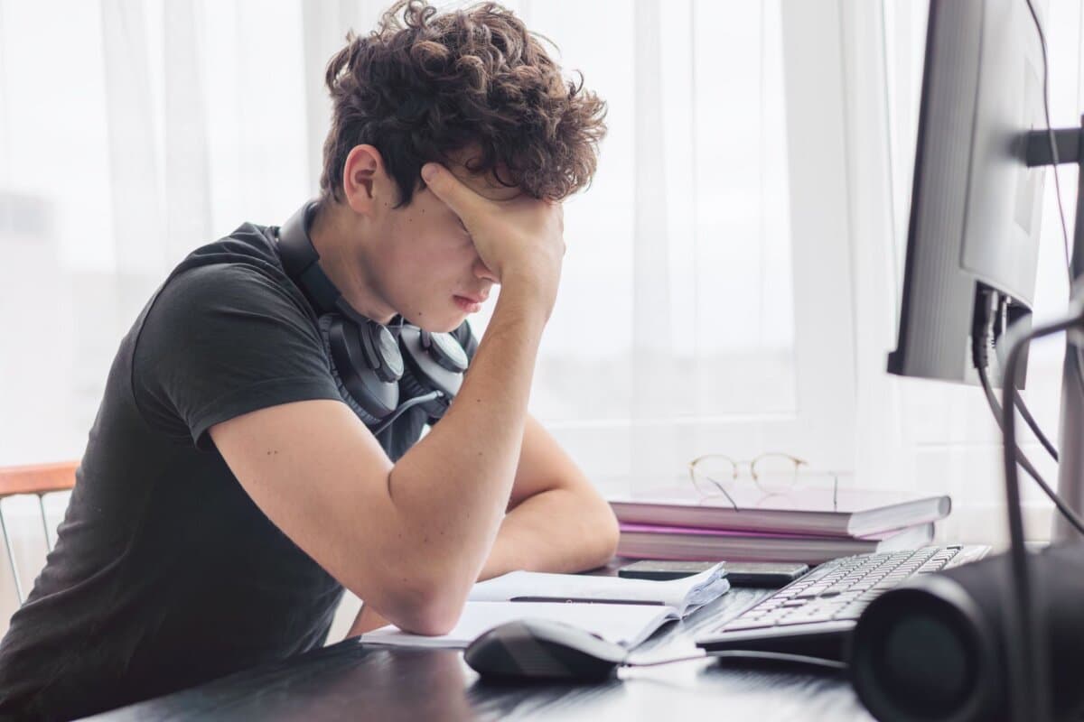 Überforderter Jugendlicher beim Lernen: ADHS kann Konzentration, Organisation und Stressbewältigung deutlich erschweren