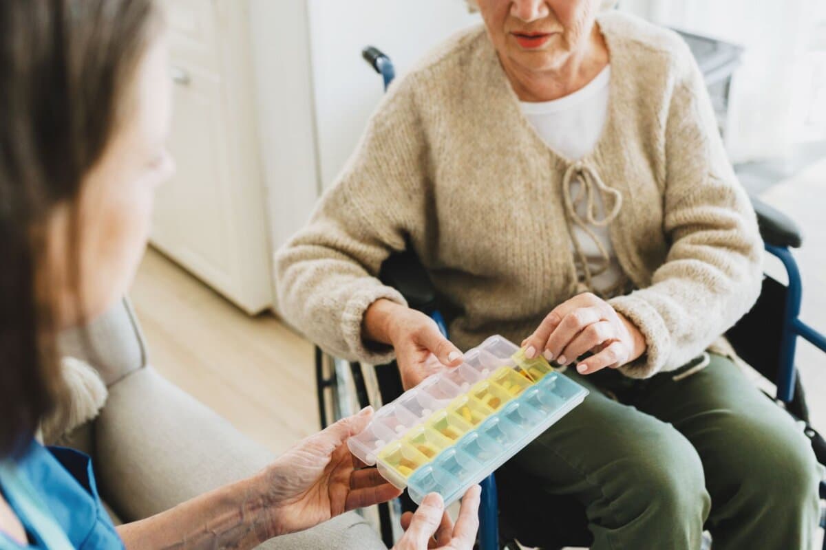 Medikation im Alter: Unterstützung bei der Einnahme kann die Therapietreue verbessern.