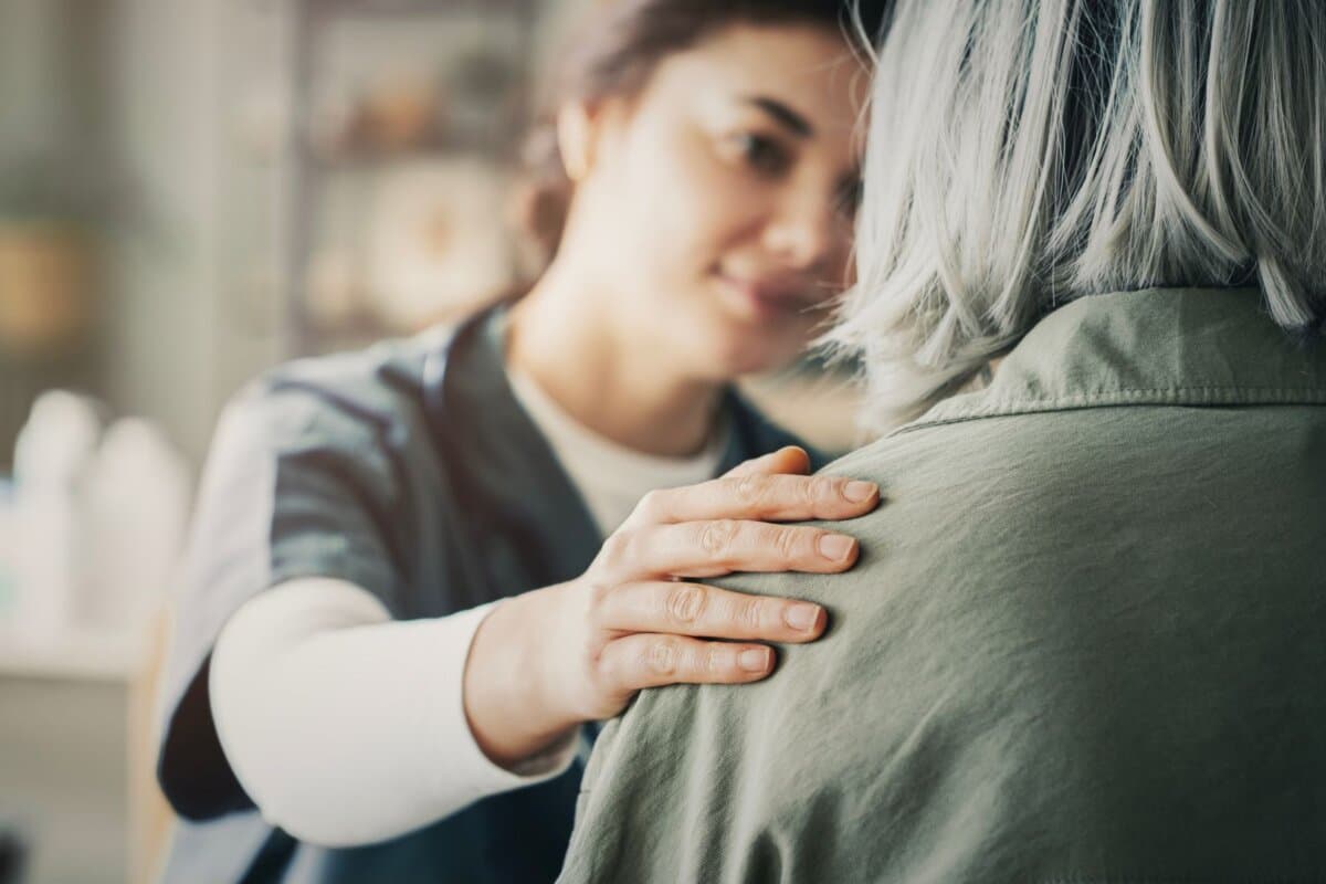 Pflege und Unterstützung älterer Patienten im klinischen Alltag.