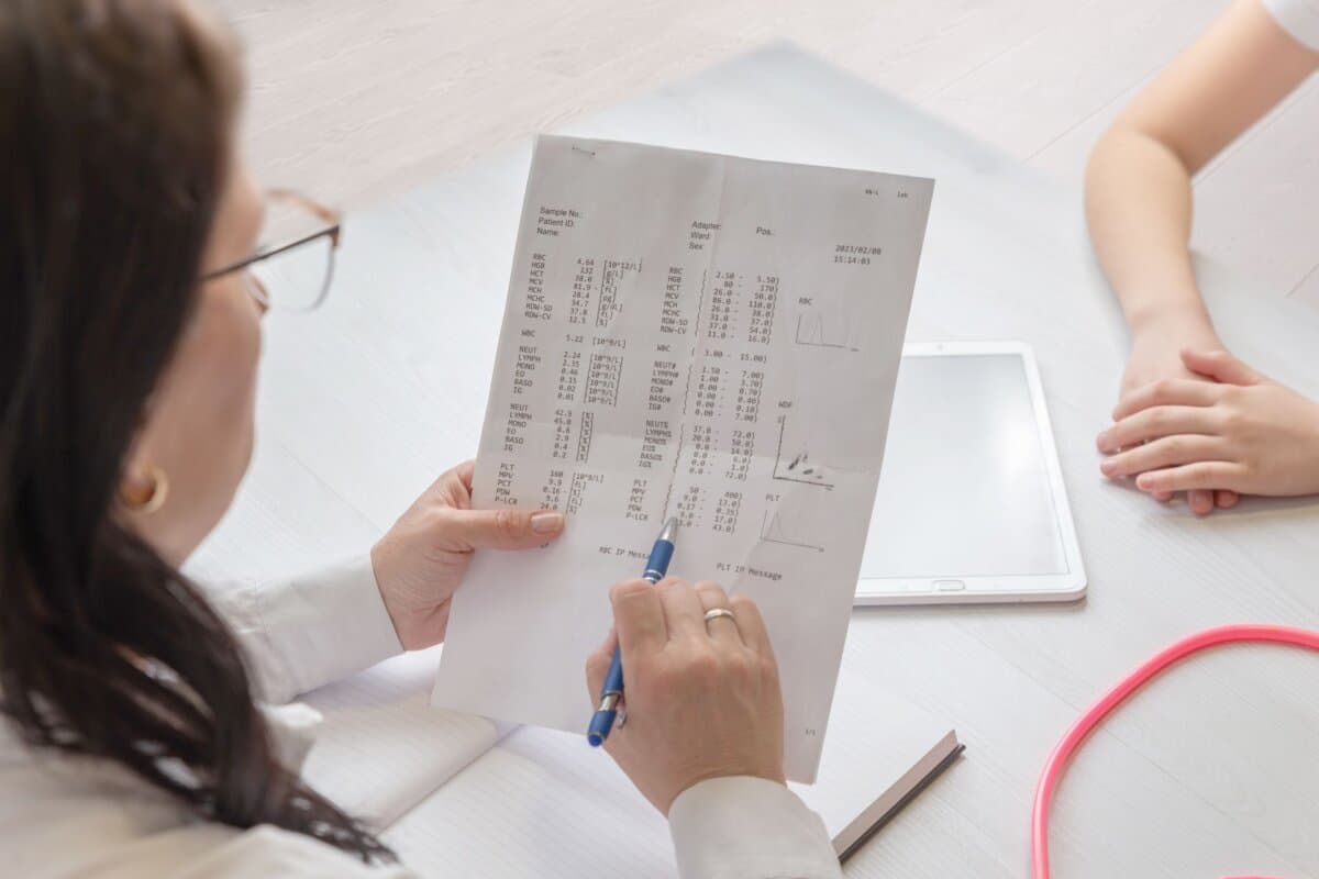 Arzt bespricht Laborbefunde mit einem Patienten – zentrale Grundlage für Monitoring und Therapieentscheidungen.