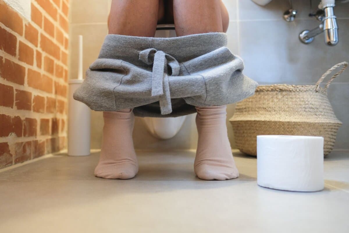 Wenn der Toilettengang zur Belastung wird: Beschwerden eines Harnwegsinfekts im Alltag.