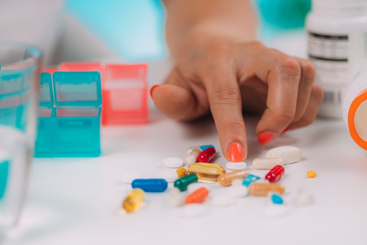 Polypharmazie im Blick: Eine hohe Anzahl an Medikamenten erhöht die Komplexität der Therapie.
