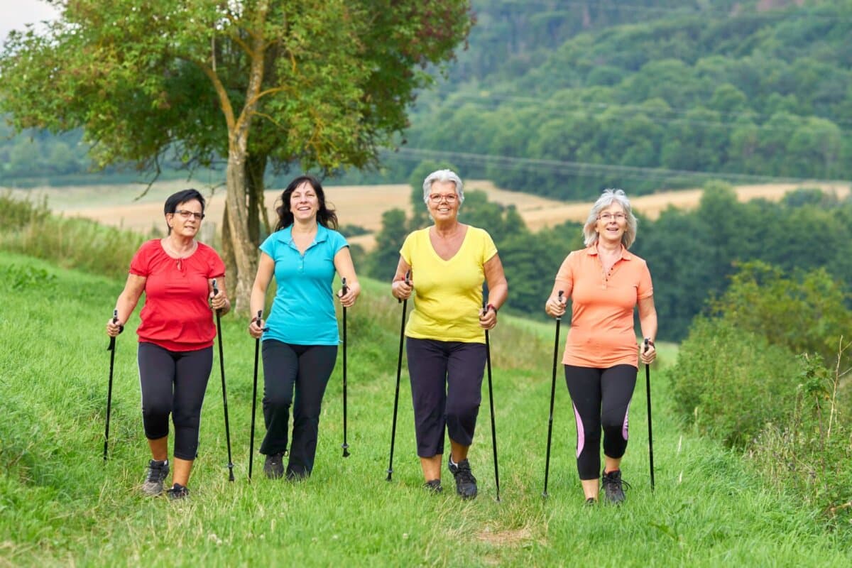 Lachende Frauen beim Walking in der Natur