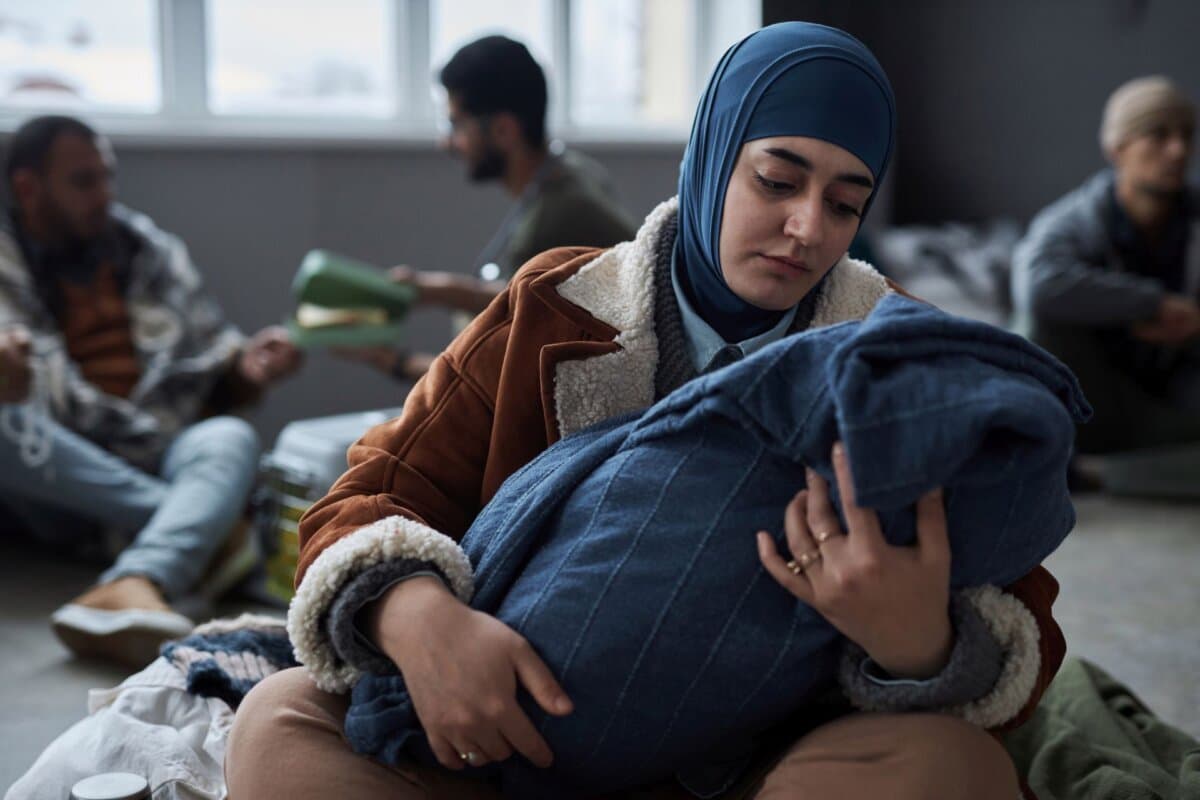 Junge Frau mit Kind in einer Flüchtlingsunterkunft.