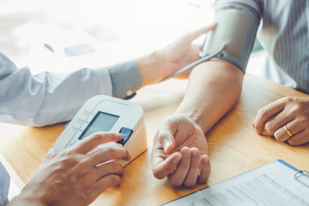 Blutdruckkontrolle in der Praxis: Trotz antihypertensiver Therapie erreichen manche Patient:innen ihre Zielwerte nicht.