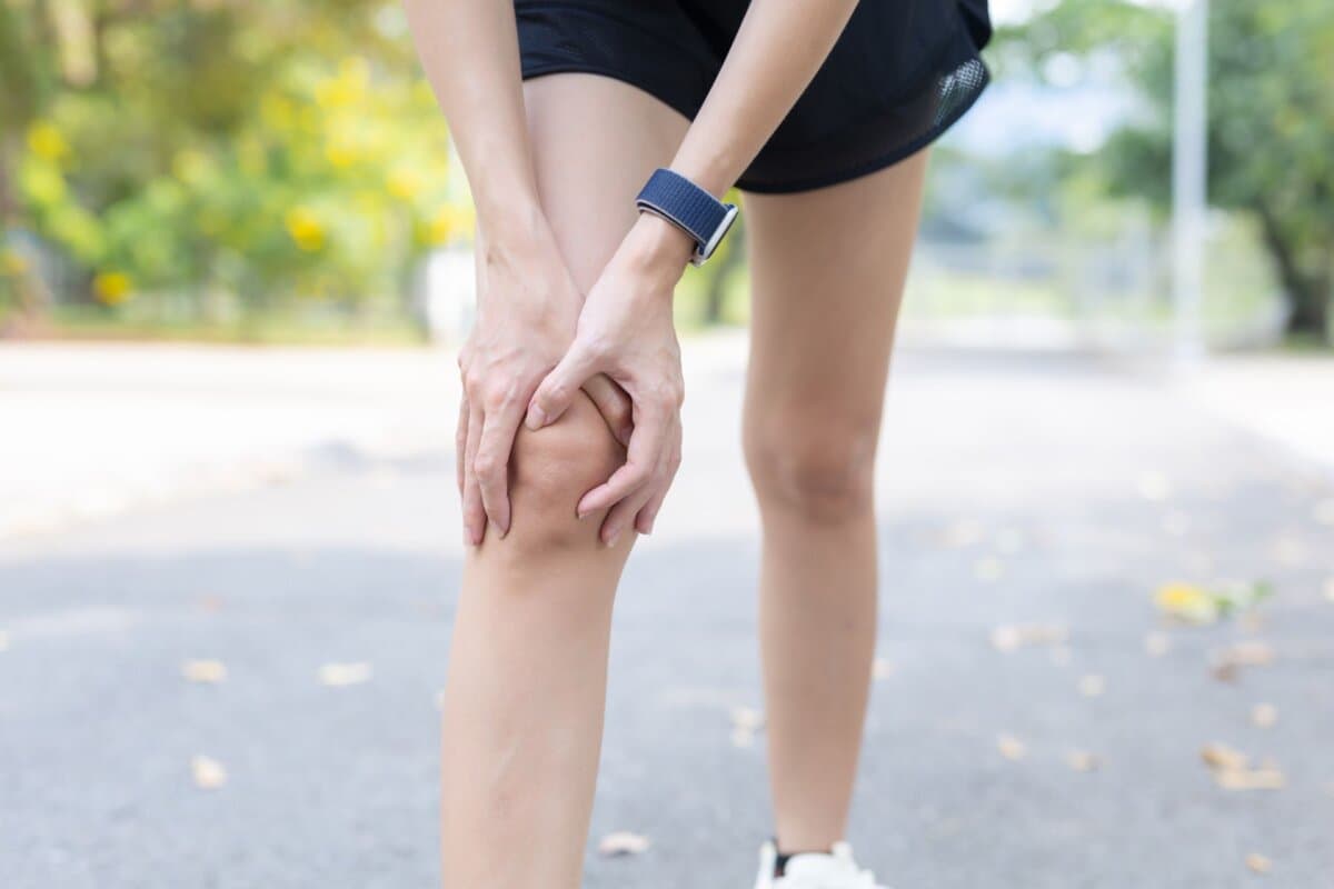 Läuferin mit schmerzendem Knie