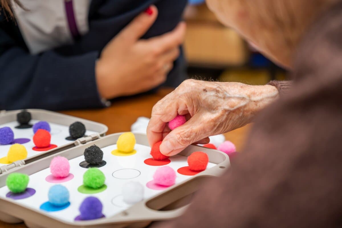Kognitive Testung einer älteren Patientin im Rahmen der Demenzdiagnostik.