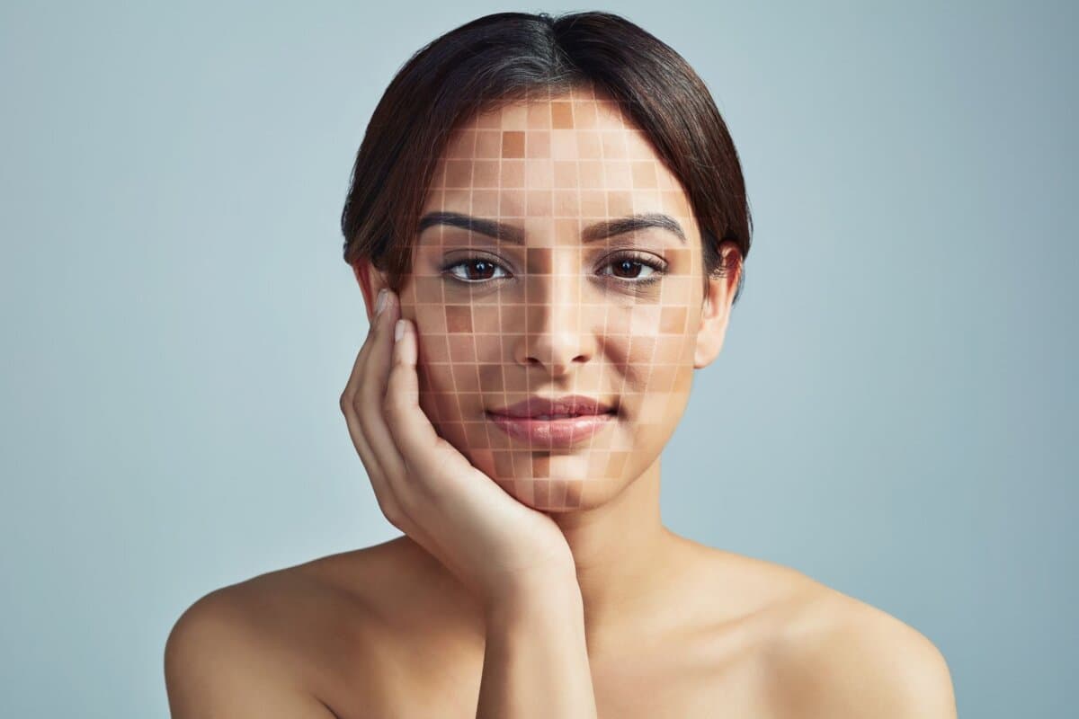 Porträt einer Frau mit strahlender Haut und digitalem Raster-Overlay als Symbol für moderne Hautanalyse und KI-gestützte