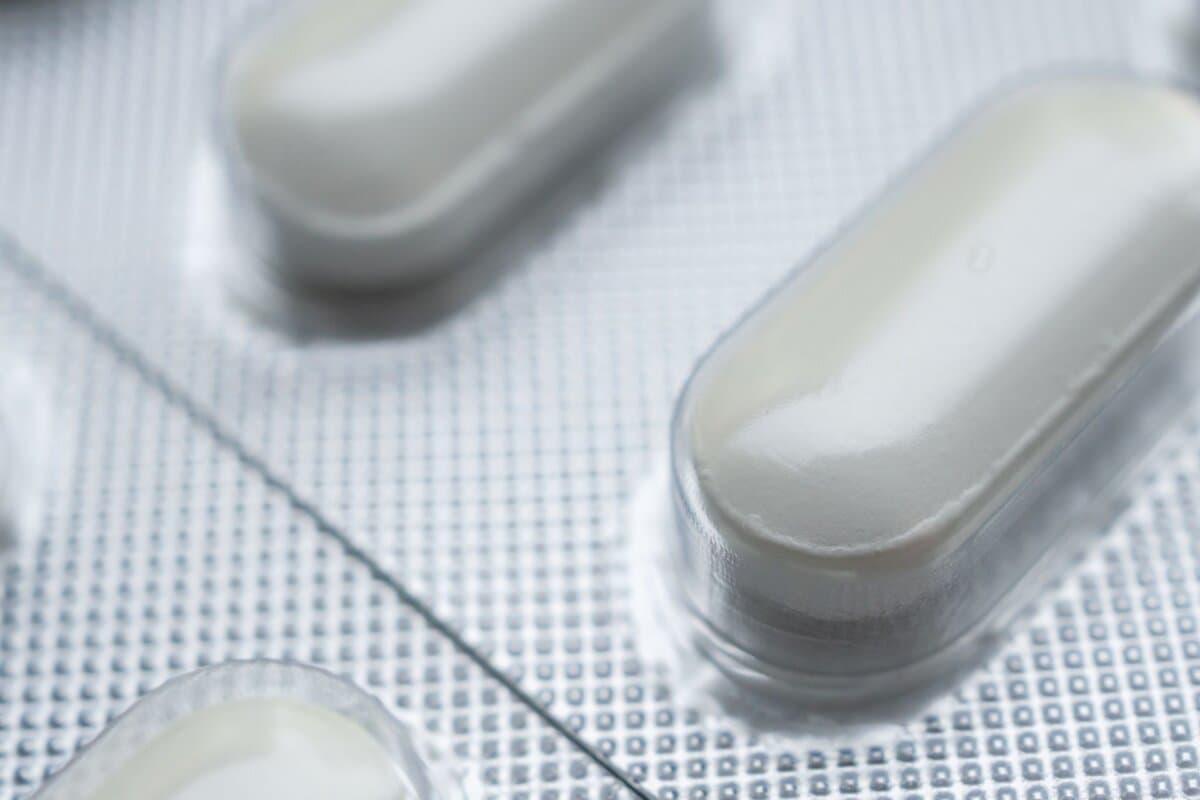 Weisse Tabletten in einer Blisterpackung, Nahaufnahme.