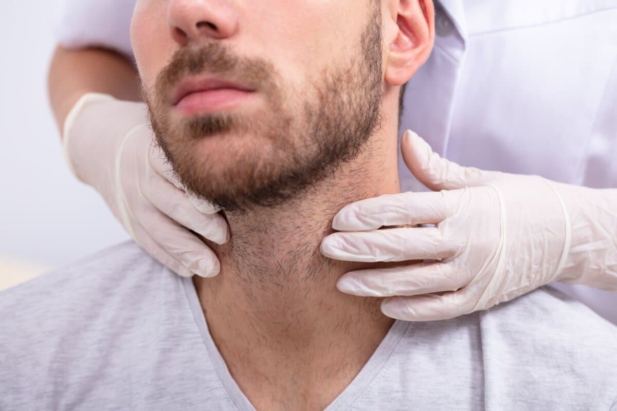 Palpation der Schilddrüse