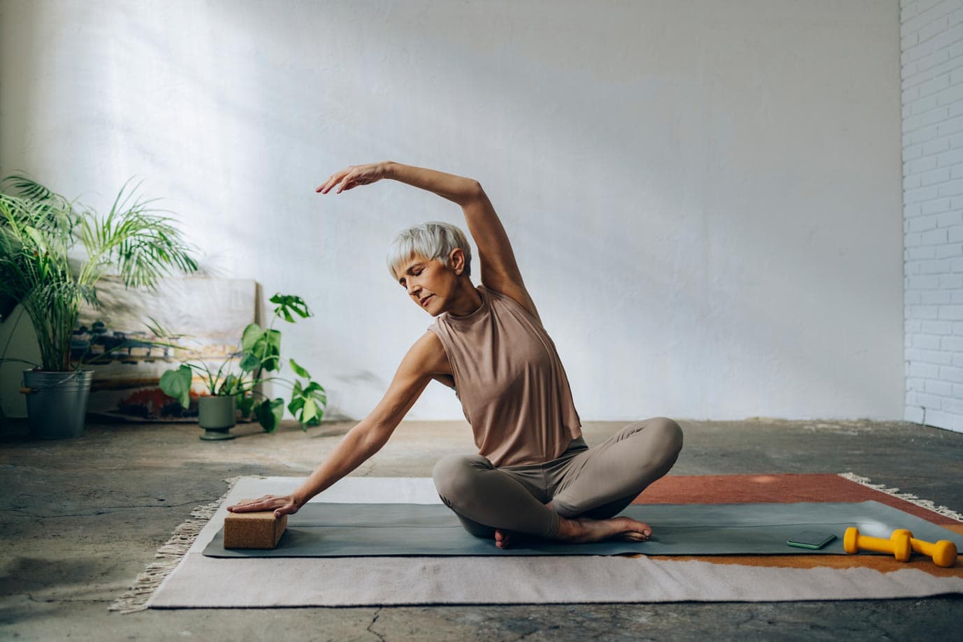 Ältere Frau macht Yoga