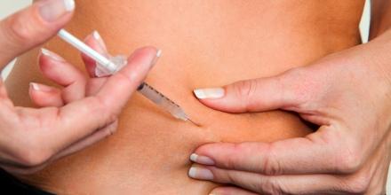 Injektion mit Insulin gegen Blutzucker Krankheit. Einstellung de