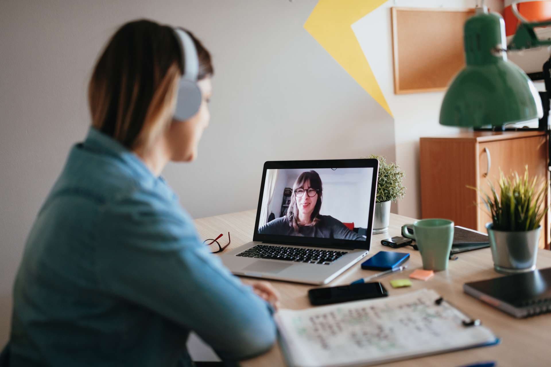 Frau Telefonkonferenz mit Schwester auf Laptop wegen COVID-19-Sperrung