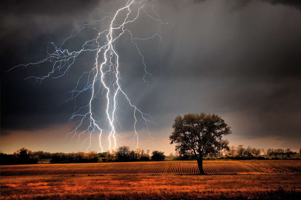 Blitzeinschlag über einem Feld