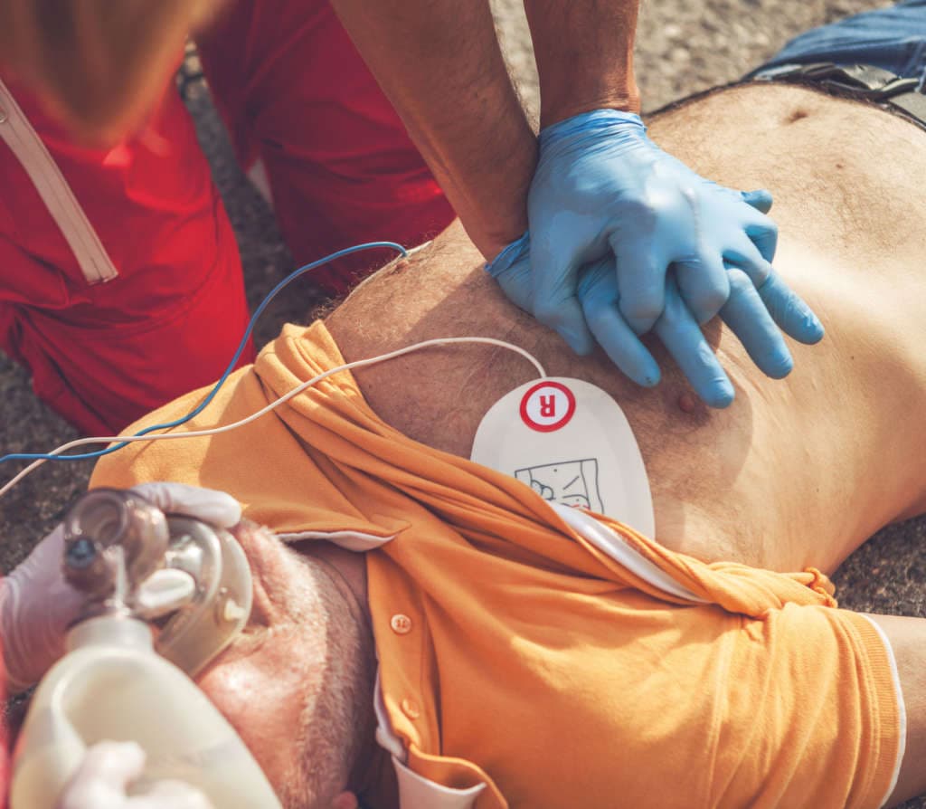 Sanitäter reanimiert ein Mann