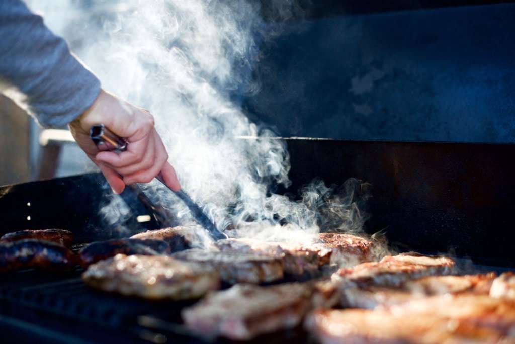 Der Seele Freud', des Körpers Leid: Dichter Rauch steigt aus der Grillkohle auf