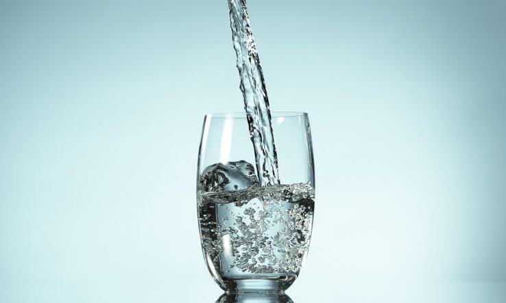 Entmineralisiertes Wasser kann in grossen Mengen eine Hyponaträmie nach sich ziehen.