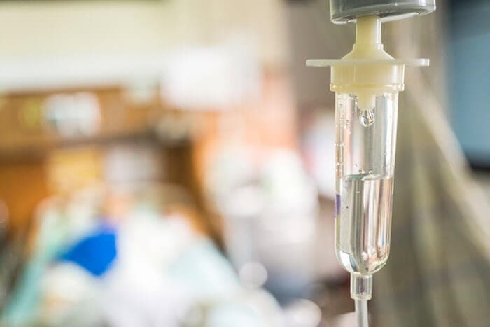 Nahaufnahme einer intravenösen Infusion mit Kochsalzlösung für einen Patienten im Krankenhaus.