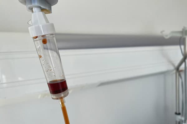 intravenöser Tropf mit physiologischer Kochsalzlösung und Eisen