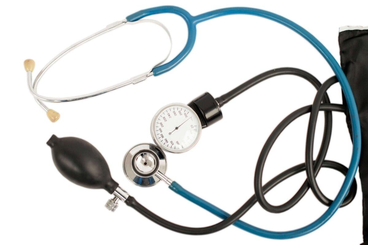 Blutdruckmessgerät und Stethoskop zur Bestimmung einer Hypertonie.
