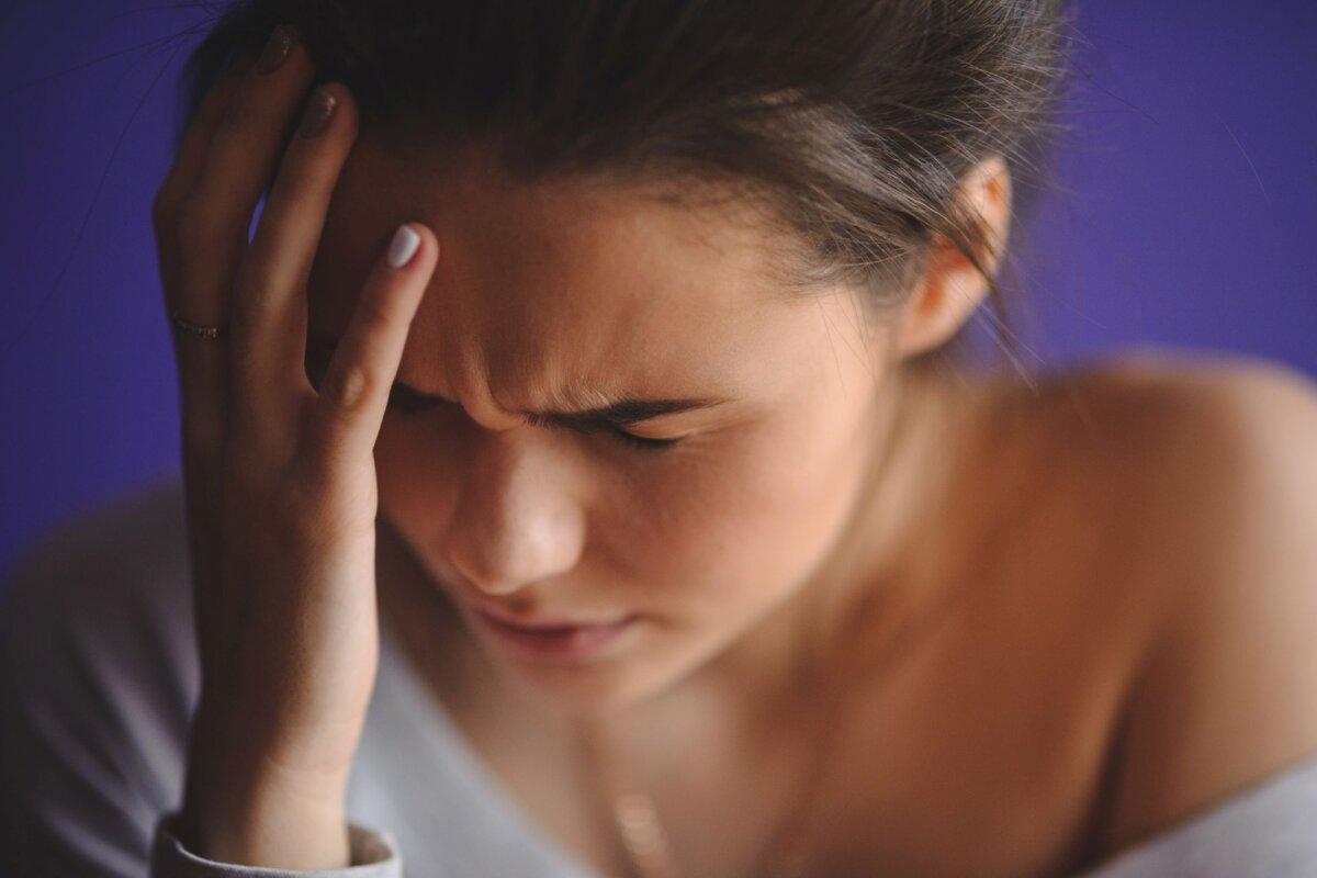Vor allem in der Adoleszenz und rund um das 40. Lebensjahr leiden Frauen unter zyklusbedingter Migräne.