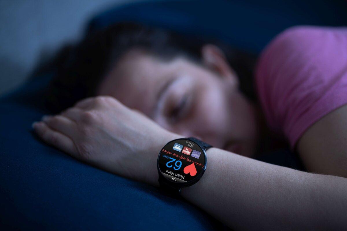 Tragbare Smartwatch mit Schlaftracking und Herzfrequenzmesser im Bett