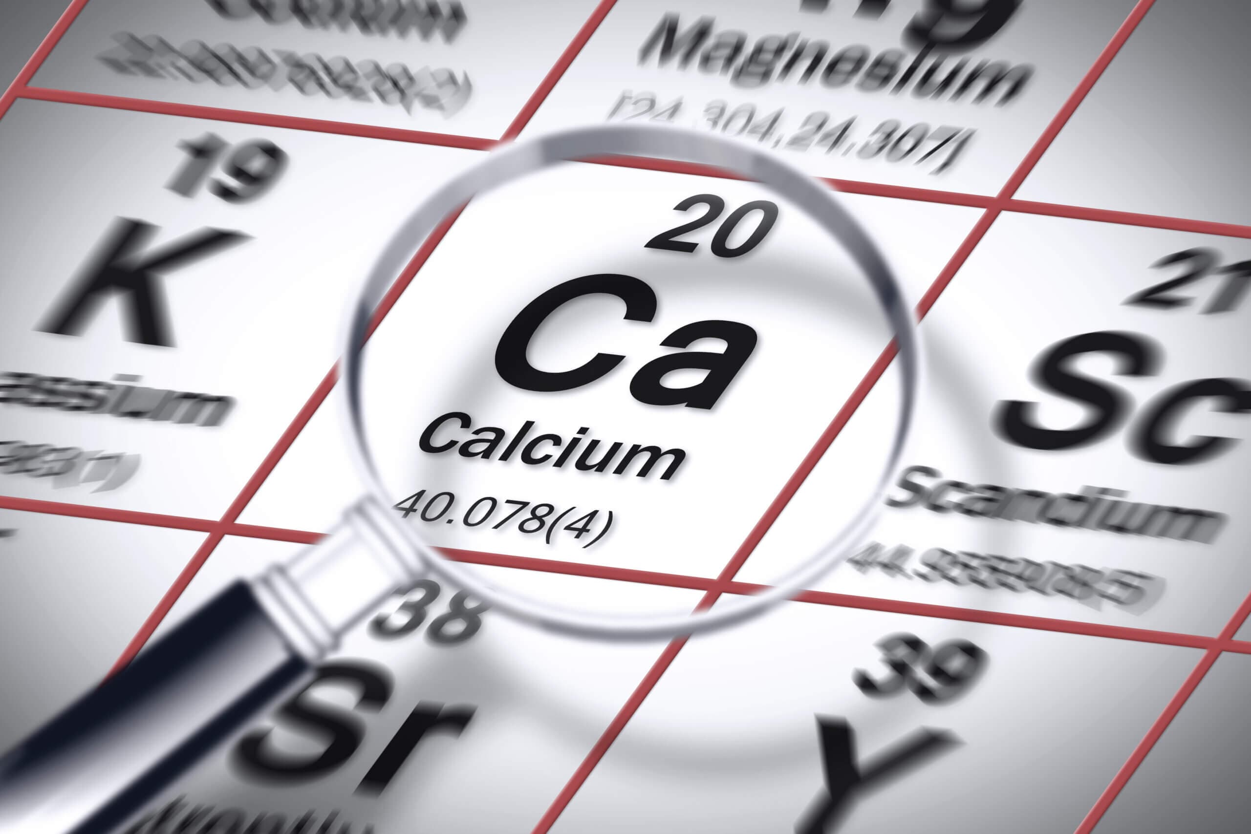 Focus sur l'élément chimique calcium - image conceptuelle avec le tableau périodique de Mendeleïev