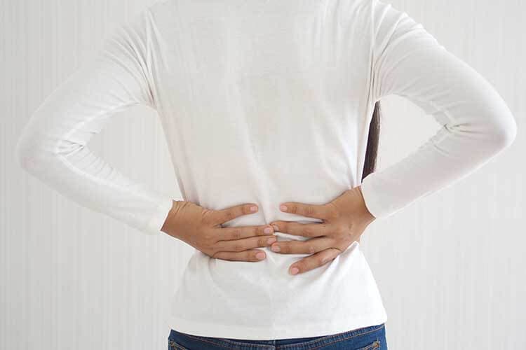 Bandscheibenvorfall, Spondylose und Skoliose bei asiatischer Frau und sie