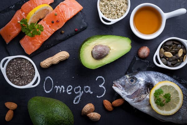 Schwarzer Schiefertisch mit einem Produkt, das reich an Omega 3 und Vitamin D ist.