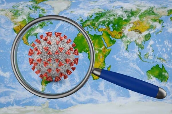 Carte du monde et loupe sous laquelle se trouve le coronavirus. Rendu 3D. Éléments de cette image fournis par la NASA.