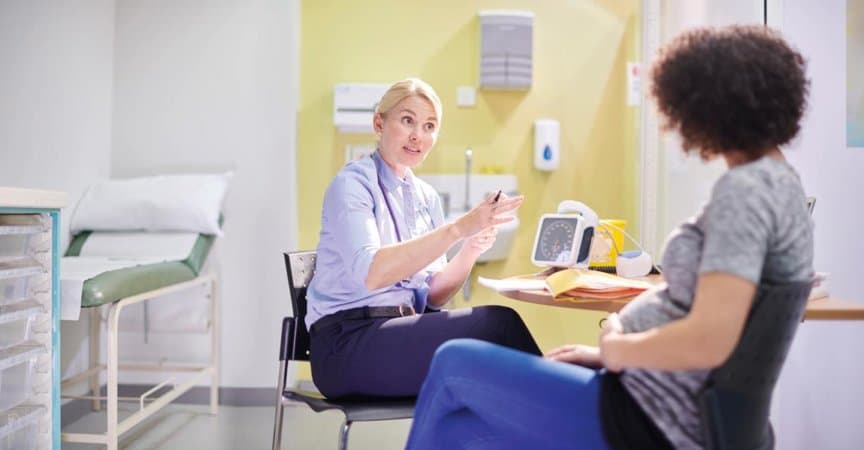 Schwangere Frau im Gespräch mit der Frauenärztin