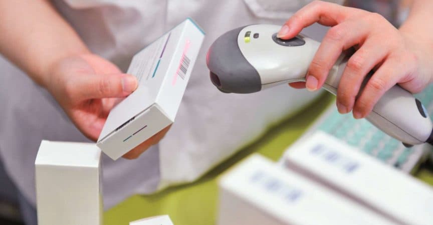 Apotheker scannt Barcode von Medikamenten in einer Apotheke.