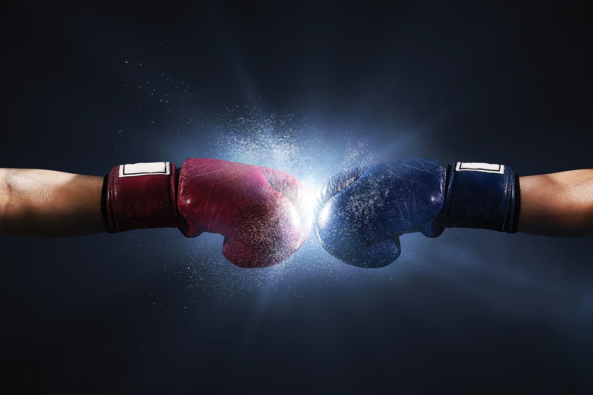 Boxerhandschuhe treffen sich in der Mitte