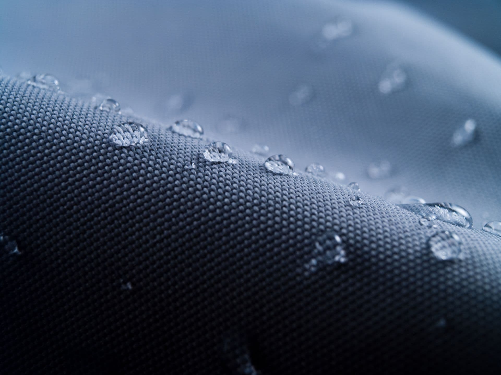 PFAS aus beständigen Stoffen wie Outdoortextilien kommen nun weltweit im Regenwasser vor.
