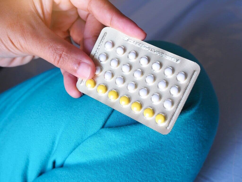 Mit jungen Frauen mit Epilepsie sollten Medikamenteninteraktionen mit der Pille diskutiert werden.