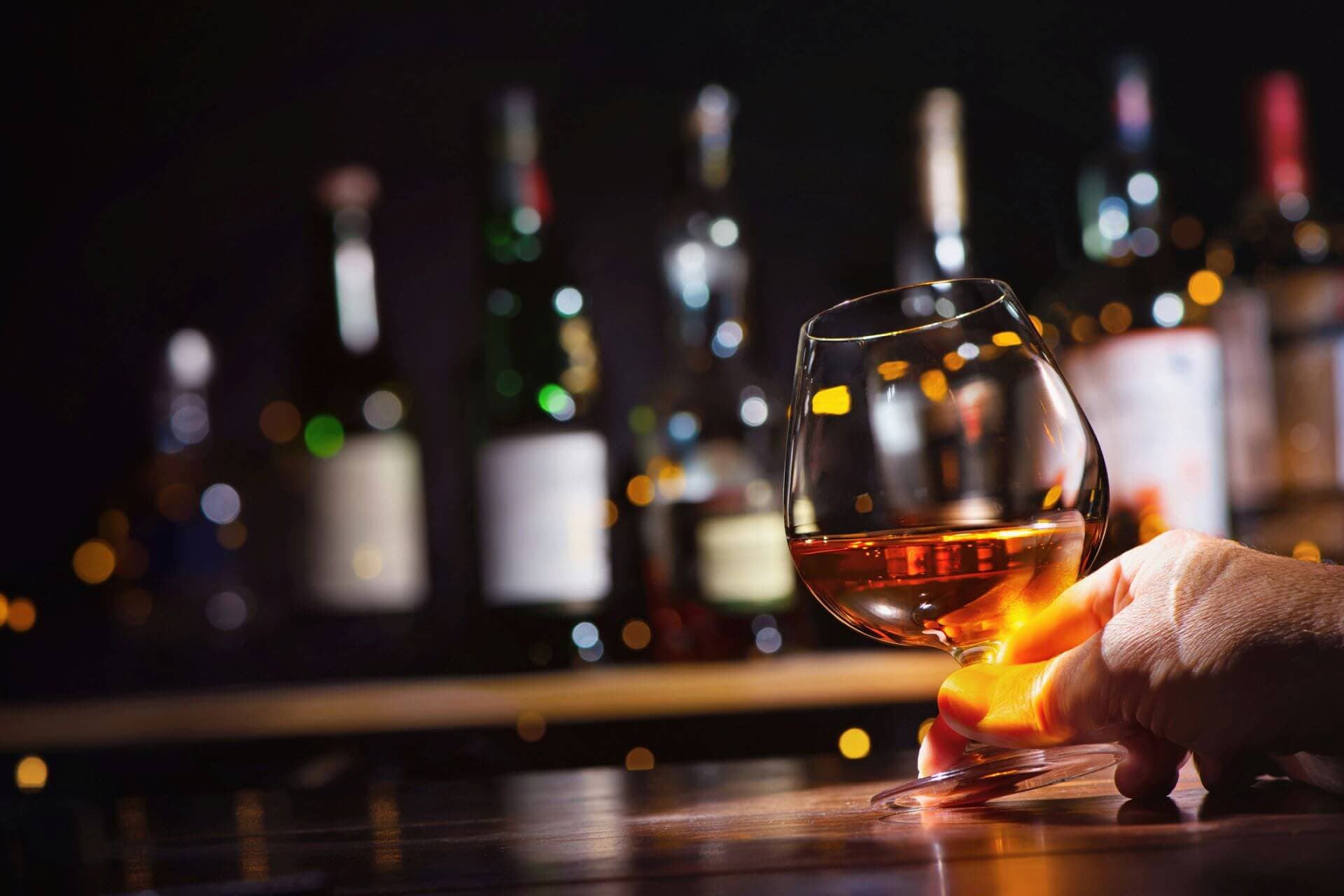 Ob Alkohol oder Zigaretten - eine substanzgebundene Sucht hat oft ähnliche Ursprünge.