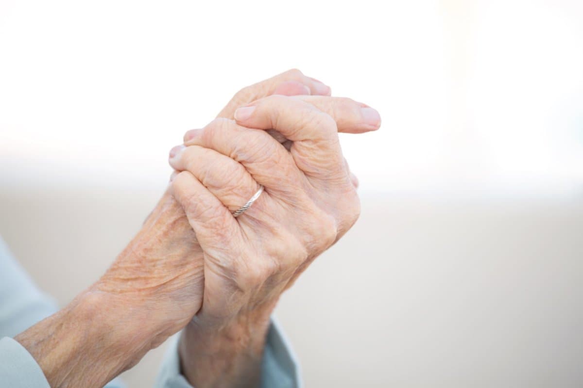 Ältere, Jüngere, Vorerkrankte: Bei ihnen gilt es, Spezifika bei der Therapie der atopischen Dermatitis zu beachten.