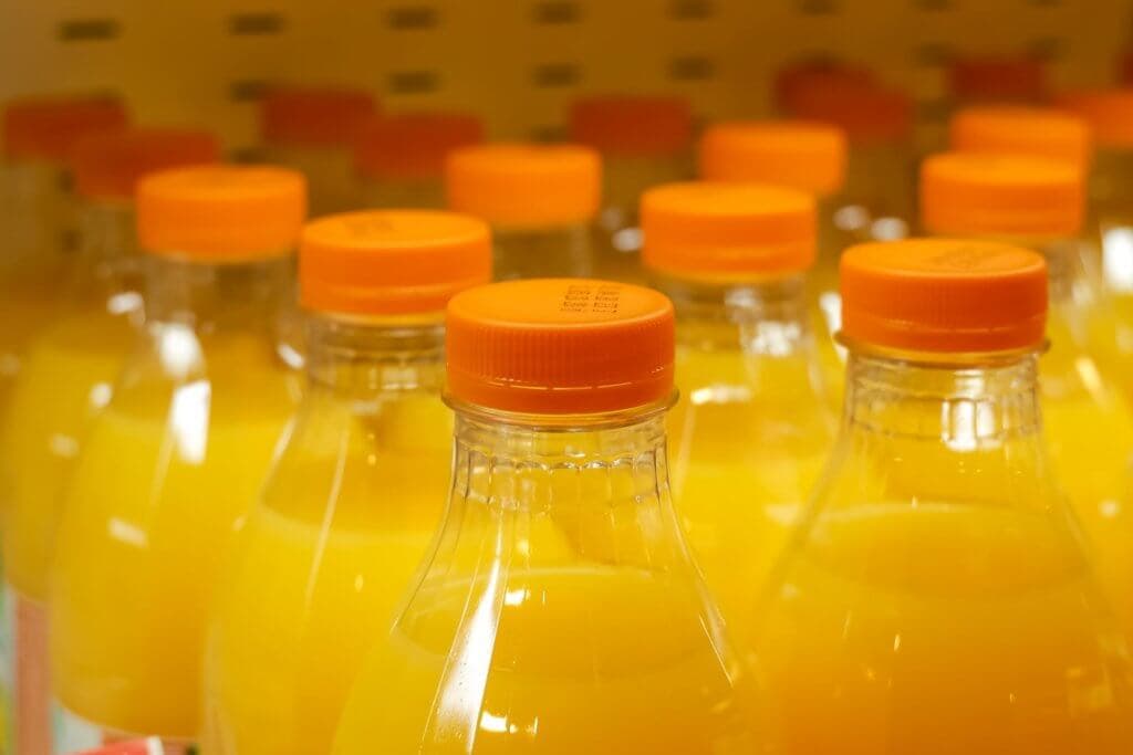 Besonders in säurehaltigen Lebensmitteln lösen sich endokrine Disruptoren aus der Verpackung.
