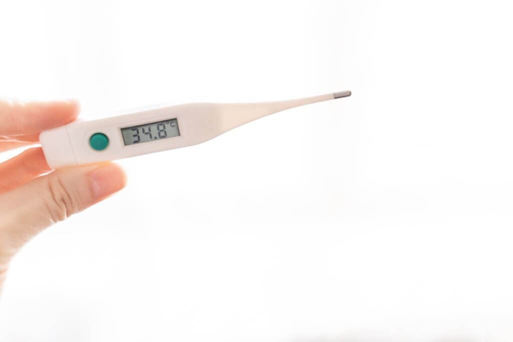 Eine Hypothermie nach Neuroleptikagabe hat mit dem Serotonin- oder Dopaminhaushalt zu tun.